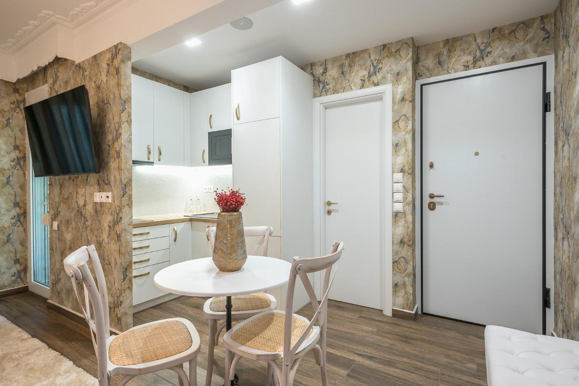 Modern Comfort In Neos Kosmos Metro Apartment