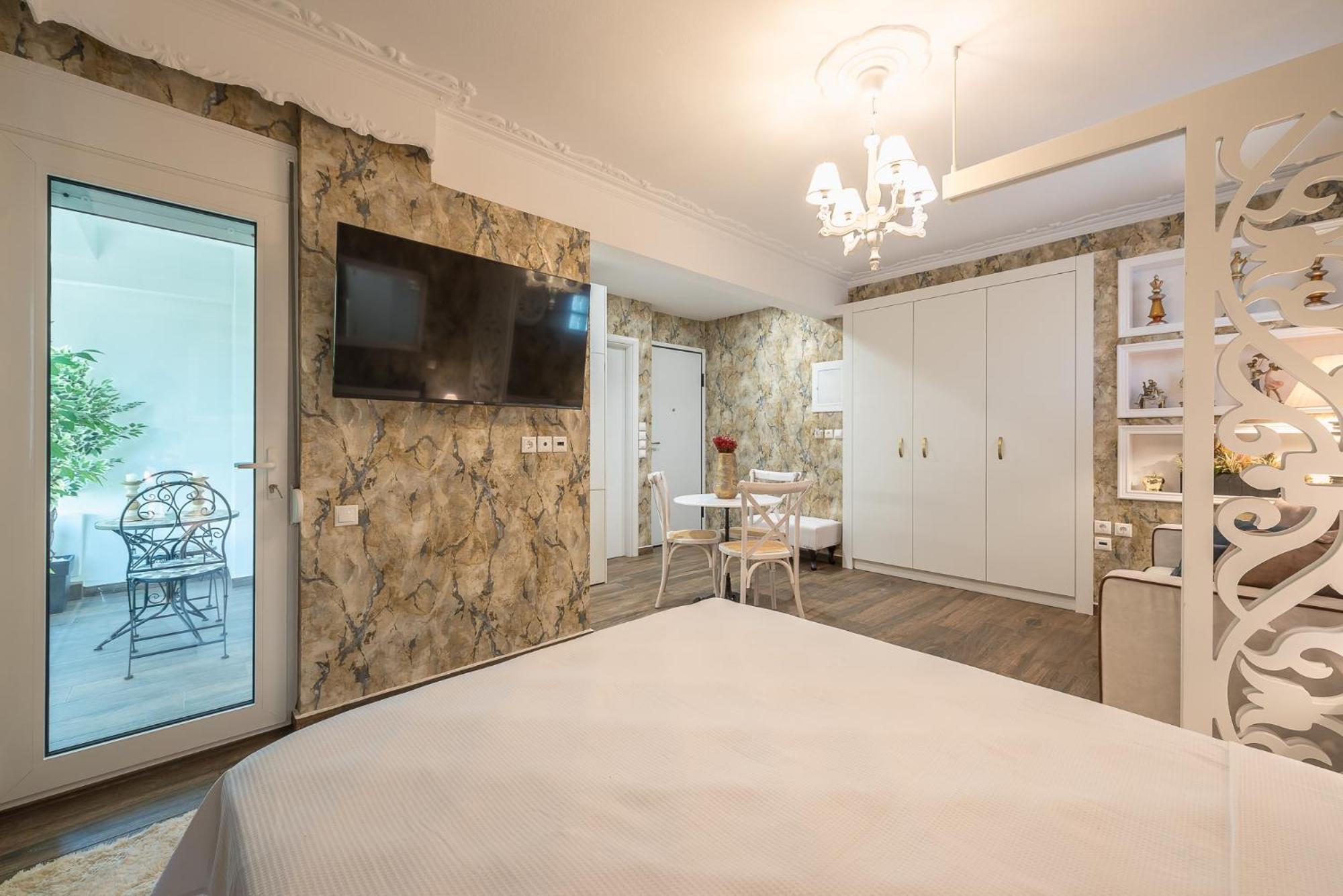 Modern Comfort In Neos Kosmos Metro Apartment
